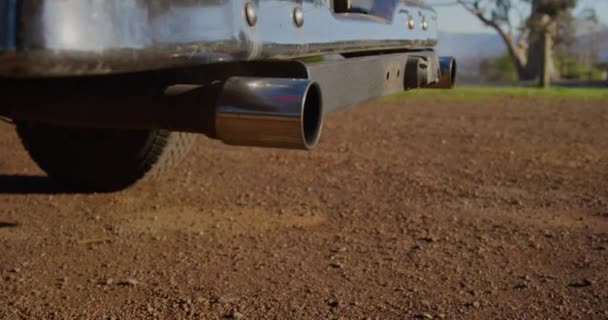 Zbliżenie Tyłu Samochodu Rury Wydechowej Podczas Podróży Słońcu One Wycieczkę — Wideo stockowe