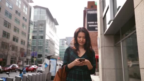 Framifrån Fashionabel Ung Asiatisk Kvinna Med Hjälp Smartphone När Går — Stockvideo