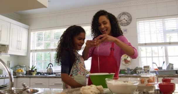Noel Küçük Kızıyla Mutfakta Karışık Irktan Bir Annenin Kurabiye Yapıp — Stok video
