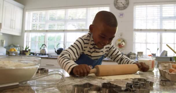 Передній Вигляд Молодого Змішаного Гоночного Хлопчика Кухні Різдво Роблячи Печиво — стокове відео