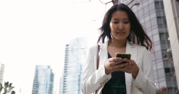 Vista Frontal Cerca Una Joven Asiática Moda Usando Teléfono Inteligente — Vídeos de Stock