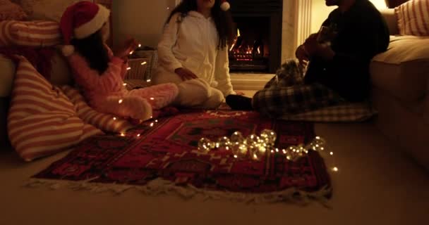 Seitenansicht Einer Gemischten Rassenfamilie Die Weihnachten Mit Ihrer Kleinen Tochter — Stockvideo