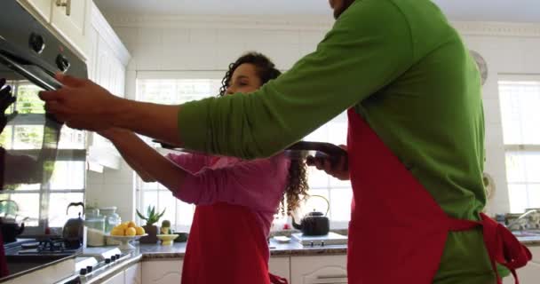 Seitenansicht Eines Gemischten Rassenpaares Das Weihnachten Seiner Küche Plätzchen Backt — Stockvideo