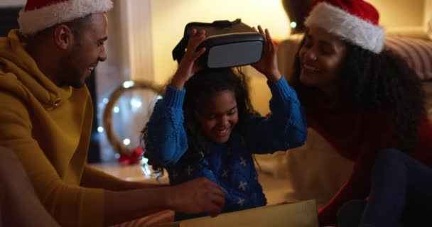 Noel Küçük Kızlarıyla Birlikte Oturma Odalarında Oturan Yerde Yan Yana — Stok video