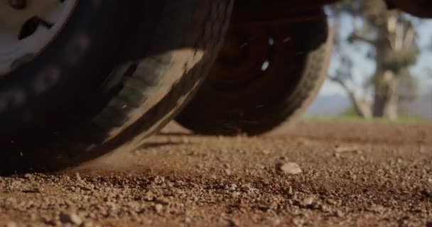 Закрывая Задние Колеса Песке Автомобиля Выезжающего Время Поездки Дорогу Солнечном — стоковое видео