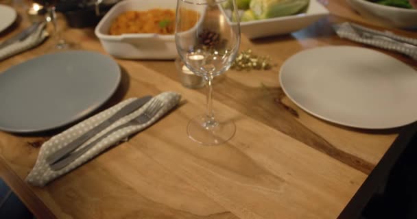 Vue Latérale Verre Vin Rouge Versé Une Bouteille Une Table — Video