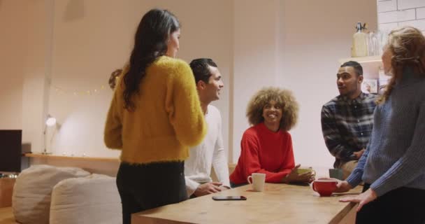 Vue Latérale Groupe Jeunes Amis Multiethniques Heureux Hommes Femmes Socialisant — Video