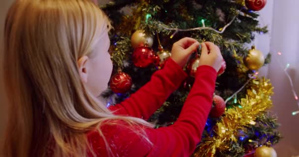 Visão Traseira Close Uma Jovem Menina Caucasiana Decorando Árvore Natal — Vídeo de Stock