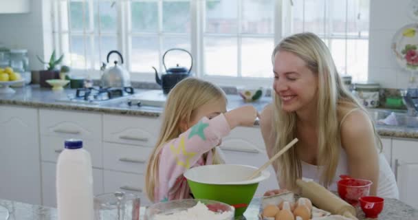 Widok Boku Szczęśliwej Młodej Białej Matki Młodą Córką Kuchni Czasie — Wideo stockowe