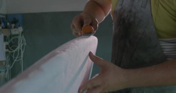 Sidovy Mitt Tusenårig Vit Manlig Surfbräda Tillverkare Sin Studio Sanding — Stockvideo