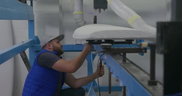 Vue Latérale Fabricant Planches Surf Blanc Millénaire Dans Son Atelier — Video