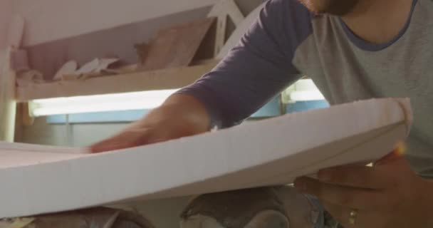 Vooraanzicht Close Van Een Duizendjarige Kaukasische Mannelijke Surfplankenmaker Zijn Atelier — Stockvideo