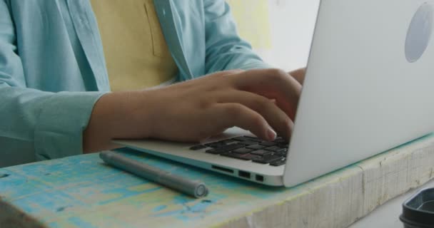 Vorderseite Nahaufnahme Eines Kaukasischen Surfbrettmachers Seinem Studio Mit Einem Laptop — Stockvideo