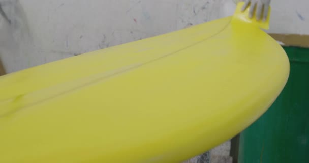 Gros Plan Main Fabricant Planches Surf Blanc Millénaire Dans Son — Video