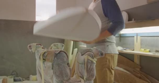 Frontansicht Eines Kaukasischen Surfbrettmachers Seinem Studio Der Während Des Herstellungsprozesses — Stockvideo