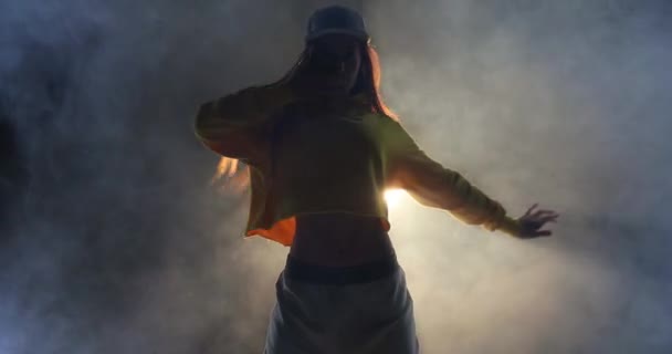 Vista Frontal Cerca Una Joven Mujer Caucásica Bailando Espalda Iluminada — Vídeo de stock