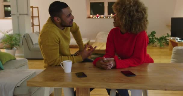 Frontansicht Eines Jungen Gemischten Rassenpaares Das Einem Tisch Seinem Wohnzimmer — Stockvideo