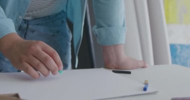 Sörf tahtası tasarımı üzerinde çalışan bin yıllık beyaz erkek sörf tahtası yapımcısının ön görüntüsü.
