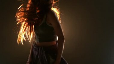 Stüdyoda dans eden beyaz bir kadın dansçının ön görüntüsü, arka planda siyah arka planda vücut dili ile ifade eden duygusal ve duygusal dansçı.