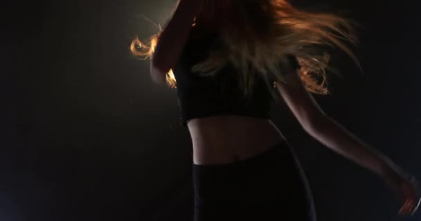 一个年轻的白人女舞蹈演员在灯光明亮的演播室里跳舞 她的前视镜近在咫尺 在黑人背景下通过肢体语言表达情感和情感的舞者 — 图库视频影像