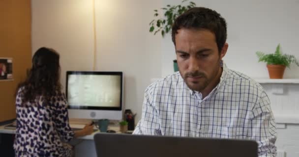 Bin Yıllık Beyaz Bir Adamın Yaratıcı Bir Işin Ofisinde Çalışan — Stok video