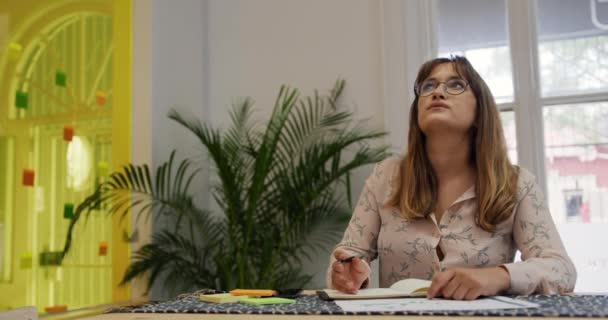 Передній Погляд Тисячолітню Кавказьку Жінку Яка Працює Офісі Творчого Бізнесу — стокове відео