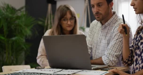 Vue Face Gros Plan Homme Caucasien Millénaire Deux Femmes Travaillant — Video