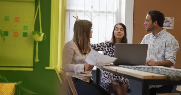 창의적 사업을 사무실에서 노트북 컴퓨터를 사용하여 책상에 이야기하는 — 비디오