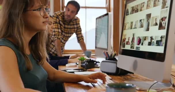 Vista Laterale Una Donna Caucasica Millenaria Che Lavora Nell Ufficio — Video Stock