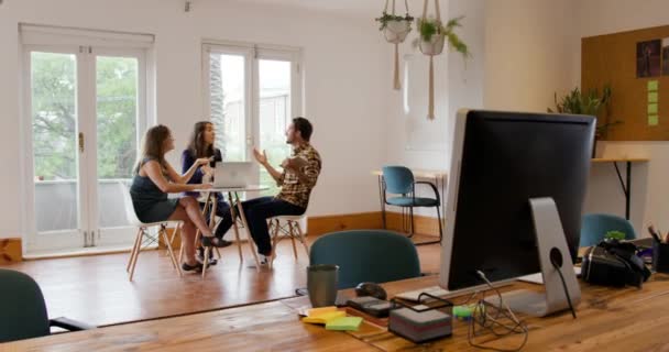 Frontansicht Eines Tausendjährigen Kaukasischen Mannes Und Zweier Frauen Die Büro — Stockvideo