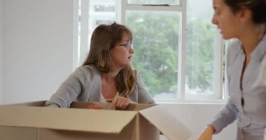 İki bin yıllık Kafkasyalı kadın ve yaratıcı bir işte çalışan bir adamın masasında duran ve karton kutuları paketleyen bir adamın ön görüntüsü.