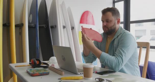 Vista Lateral Fabricante Tablas Surf Masculino Caucásico Milenario Estudio Sentado — Vídeos de Stock