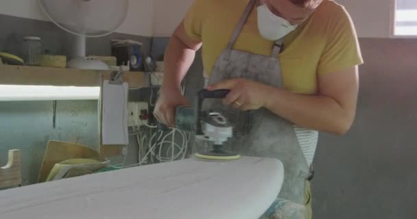 Vista Frontal Fabricante Tablas Surf Masculino Caucásico Milenario Taller Con — Vídeos de Stock