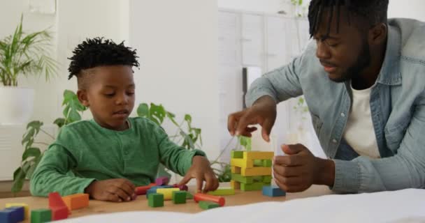 Vue Face Gros Plan Jeune Garçon Afro Américain Son Père — Video