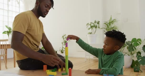 Vista Lateral Perto Pai Afro Americano Milenar Seu Filho Brincando — Vídeo de Stock