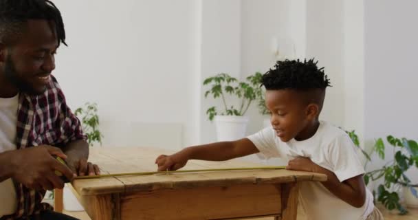 アフリカ系アメリカ人の少年と１００万人もの父親が家に座って — ストック動画