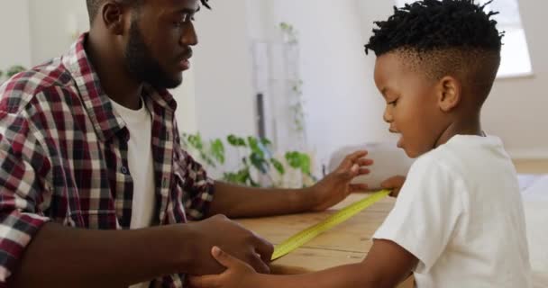 Vue Côté Gros Plan Jeune Garçon Afro Américain Son Père — Video