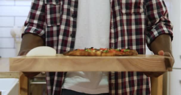 Vista Frontal Sección Central Hombre Afroamericano Milenario Llevando Una Pizza — Vídeo de stock