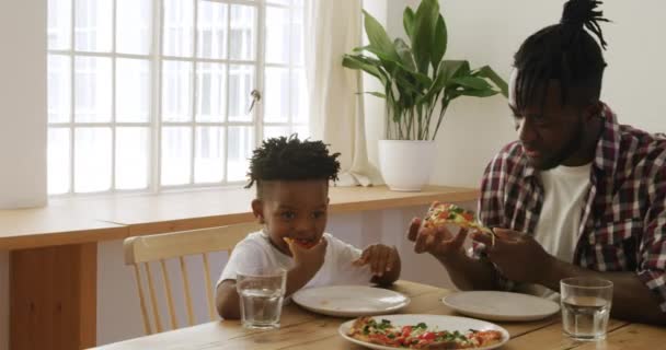 Vista Frontal Pai Afro Americano Milenar Seu Filho Sentado Cozinha — Vídeo de Stock