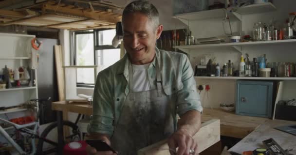 Vista Frontal Hombre Caucásico Haciendo Bricolaje Taller Casa Usando Teléfono — Vídeos de Stock