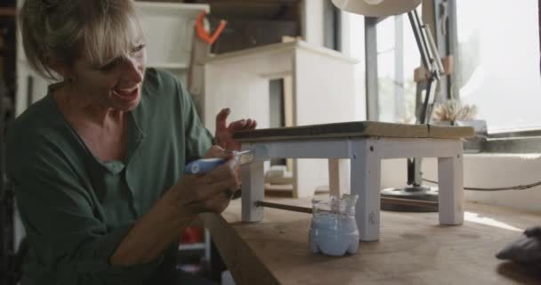 Oldalnézet Közelről Egy Mosolygó Kaukázusi Csinál Diy Egy Műhelyben Otthon — Stock videók