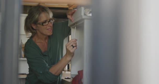 Vista Frontal Una Mujer Caucásica Con Gafas Haciendo Bricolaje Taller — Vídeos de Stock