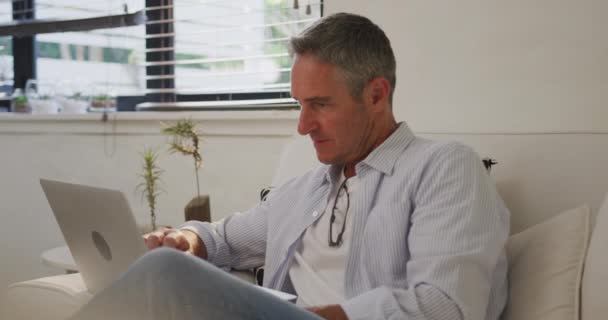 Vista Lateral Perto Homem Caucasiano Usando Computador Portátil Casa Sentado — Vídeo de Stock