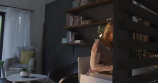 Vista Lateral Una Mujer Caucásica Usando Una Computadora Escritorio Casa — Vídeo de stock