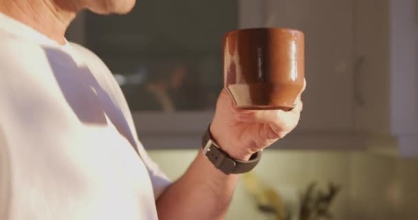 Kopfschuss Eines Kaukasischen Mannes Der Hause Eine Tasse Kaffee Trinkt — Stockvideo