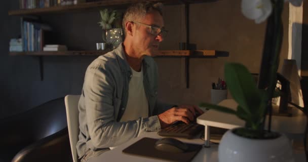 Vista Lateral Perto Homem Caucasiano Usando Óculos Usando Computador Desktop — Vídeo de Stock
