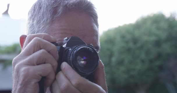 Yetişkin Beyaz Bir Adamın Kameraya Bakıp Dışarıda Fotoğraf Çekerken Arka — Stok video