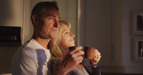 Yetişkin Bir Beyaz Çiftin Evde Kahve Içerken Birlikte Mutfaklarında Dikilirken — Stok video