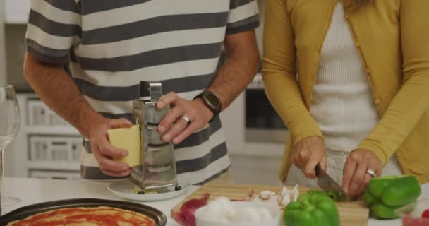 Mutfakta Birlikte Pizza Hazırlayan Gülümseyen Yetişkin Beyaz Bir Çiftin Sebze — Stok video