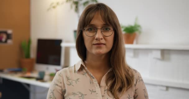 Porträt Einer Hübschen Kaukasischen Jahrtausendfrau Die Büro Eines Kreativen Unternehmens — Stockvideo